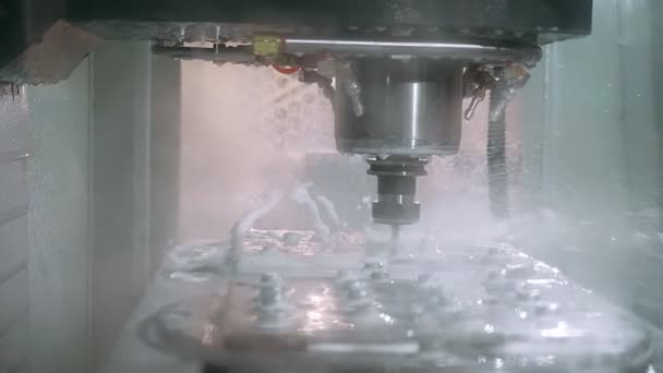 Dolly schot van automatische gesneden plaatmateriaal mechanisme met vloeistofkoeling en water spatten op de achtergrond van de fabriek. — Stockvideo