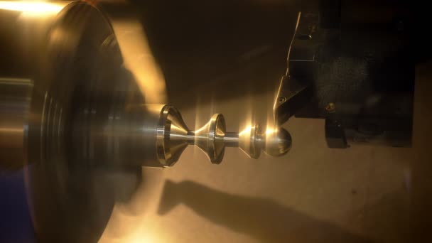 Detailní záběr soustruhu v provozu řezání a zpracování kovových části — Stock video