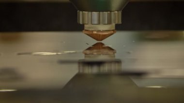 Otomatik kesme sac mekanizması fabrika arka plan üzerindeki işlem içinde yakın çekim shot
