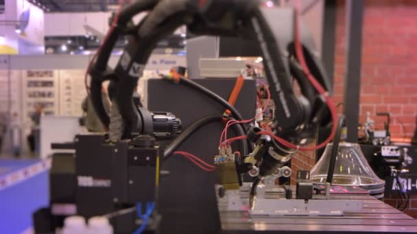 Gros plan du bras robotique automatique laser noir en mouvement en cours sur fond d'exposition .