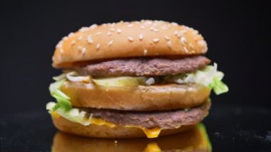 Lezzetli duble çizburger iki sulu köftesi etrafında hareket halinde iplik ile portre çekimleri