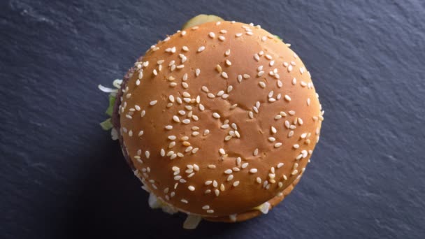 Nahaufnahme von oben nach unten statisches Shooting von doppeltem Cheeseburger mit Sesam auf den Brötchen mit dem isolierten Hintergrund — Stockvideo