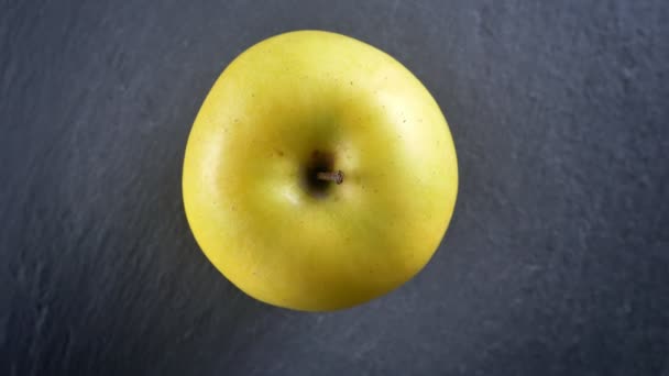 Närbild top-down shoot av gröna aple snurrar runt i rörelse — Stockvideo