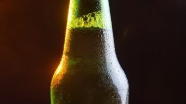 Bira şişe boyun çevresinde hareket döner parlayan portre çekimi