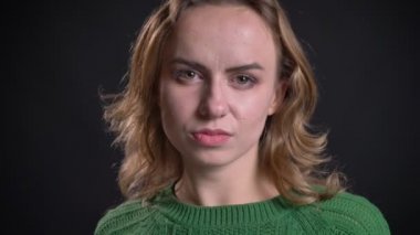 Doğruca kameraya bakarak ve savurma saç poz yetişkin beyaz kadın modeli yüz closeup portresi