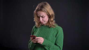 Yetişkin beyaz kadın manifatura telefon ve kamera önünde sinirleniyor closeup portresi