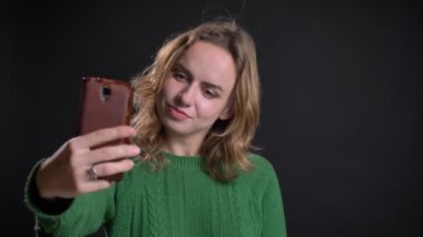 Telefonda selfies alarak ve farklı yüz ifadeleri yapma yetişkin beyaz kadın portresi portre
