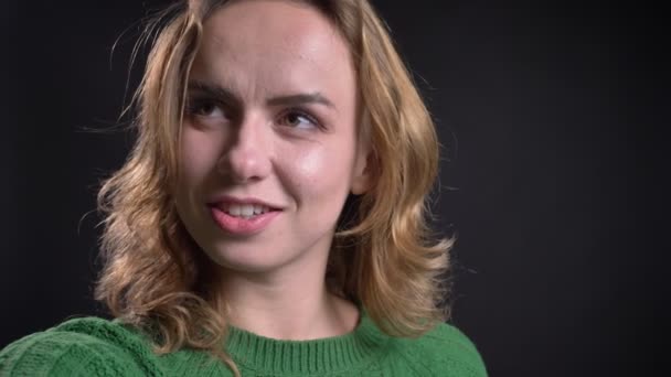 Portret zbliżenie dorosły kaukaski kobieta o połączenie wideo na telefon, patrząc i mówić do kamery — Wideo stockowe