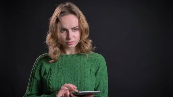 Retrato de close-up de mulher caucasiana adulta navegando no tablet na frente da câmera — Vídeo de Stock