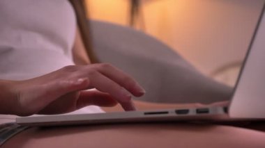 Closeup çekim Genç beyaz kadın el laptop kapalı rahat evde yazarak