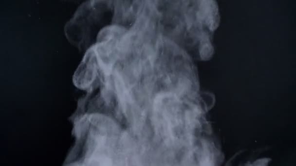 Strzał zbliżenie Świetne paruje dym z spraye Latanie na czarnym tle. — Wideo stockowe