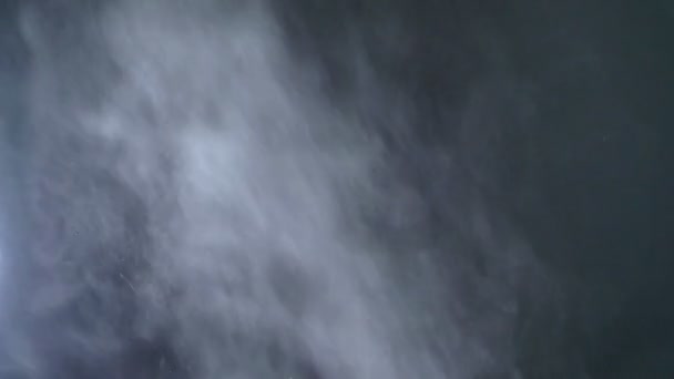 Close-up shot van dichte fume met sprays vliegen op zwarte achtergrond. — Stockvideo
