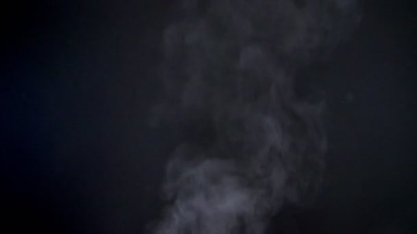 Siyah arka plan üzerinde yukarı doğru uçan spreyler ile büyük vapouring duman closeup çekim. — Stok video