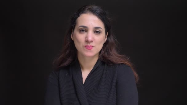 Nahaufnahme Porträt einer erwachsenen kaukasischen Frau, die skeptisch und genervt ist, während sie mit verschränkten Armen auf die Kamera blickt — Stockvideo