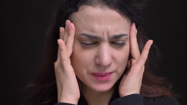 Closeup portret van volwassen Kaukasische vrouwtje krijgen een hoofdpijn wordt benadrukt en gefrustreerd — Stockvideo