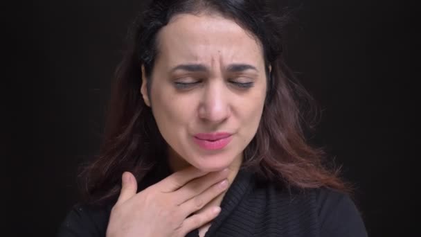 Primo piano ritratto di giovane attraente femmina caucasica che ha la gola malata e si sente male — Video Stock