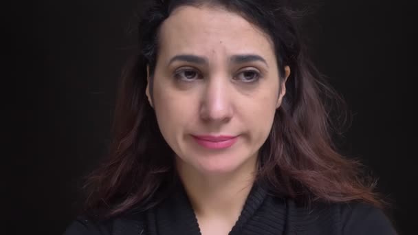 Close-up retrato de jovem atraente caucasiano feminino ficando chateado e triste na frente da câmera — Vídeo de Stock