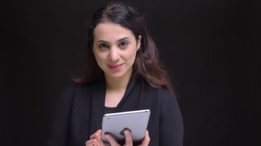 Tablet kullanma ve yeşil ekran kamera gülümseyen için gösterilen yetişkin neşeli beyaz kadın portresi portre.