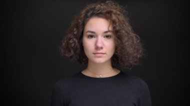 Portre portre Genç Sevimli beyaz kadın modeli düz arka plan ile kamera seyir siyah izole
