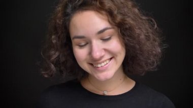 Beyaz kadın model poz ve gülümseyerek kameraya arıyor çarpıcı genç closeup portresi.