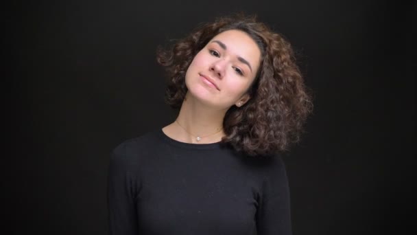 Vértes portré fiatal kaukázusi női modell kamera rögzítő a haját, és mosolyogva néztem — Stock videók