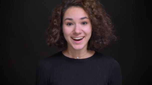 Close-up retrato de jovem caucasiano fêmea ficando animado feliz rindo e gritando de alegria enquanto olha para a câmera — Vídeo de Stock