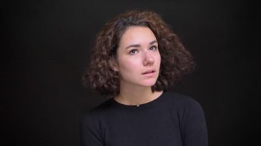 Genç çekici beyaz kadın gülümseyerek ve sevinç onun elinden alkışlar bir fikre kapılmasını hayal Closeup portresi