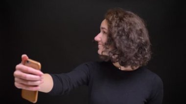 Video aramasý telefon gülümseyen sallayarak Merhaba de sahip ve bir hava öpücük yapım genç çekici beyaz kadın portresi portre