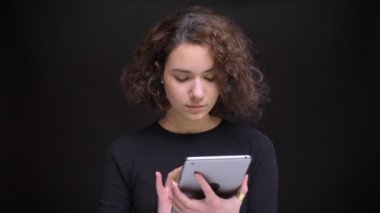 Closeup tablete yazma ve yeşil ekran kameraya gösteren genç güzel beyaz kadın portresi.