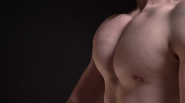 Portre profil taşıma ve kas içine kamera siyah arka plan üzerinde gösterilen erkek meme