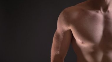 Onlara su siyah arka plan üzerine yakın çekim yarı-portre erkek beyaz kas meme ile damla