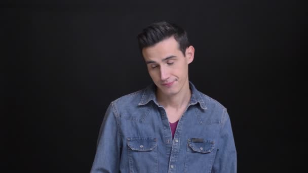 Närbild porträtt av unga kaukasiska man att vara förvirrade och irriterade medan du tittar på kameran — Stockvideo