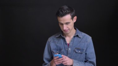 Beyaz delikanlı manifatura telefon ve kamera gülümseyen seyir closeup portresi.