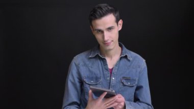 Tablet kullanma ve güvenle yeşil ekran kameraya gösteren beyaz yakışıklı delikanlı closeup portresi