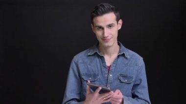 Tablet üzerinde tarama ve yeşil ekran kamera gülümseyen için gösterilen beyaz yakışıklı delikanlı closeup portresi