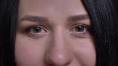 Closeup çekim Genç beyaz kadın kahverengi gözleri gülen yüz ifadesi ile kamera düz arıyorsunuz