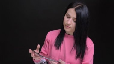 Tablet kullanma ve yeşil ekran kamera için gösterilen genç güzel beyaz kadın portresi portre
