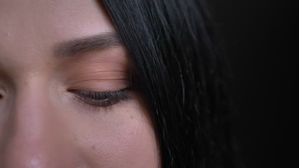 Närbild halv-face porträtt av unga kaukasiska kvinna med brun öga titta rakt på kameran — Stockvideo