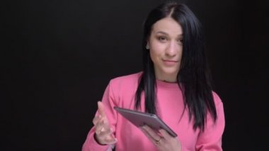 Tablet kullanma ve yeşil renk tuşlu ekran kamera için gösterilen genç emin beyaz kadın portresi portre