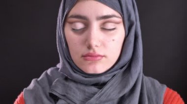 Hijab siyah arka plan üzerine güzel Müslüman kadın için düz fırça ile göz makyaj yaparken eller portresi.
