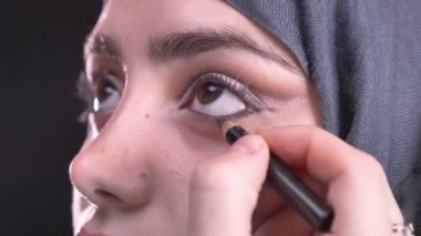 Portre profil kadın el güzel Müslüman kadın türban siyah arka plan üzerine siyah kalem kullanarak oklar çizim.