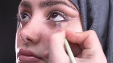 Portre profil kadın el Siyah okları hijab siyah arka plan üzerine güzel Müslüman kadın için düz fırça kullanarak çizim