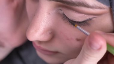 Portre profil kadın el Siyah okları hijab siyah arka plan üzerine çekici Müslüman kadın için ince fırçayla çizim.