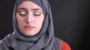 Siyah oku hijab siyah arka plan üzerine genç Müslüman kadın için ince fırçayla çizim gözlüklü kadın portresi.