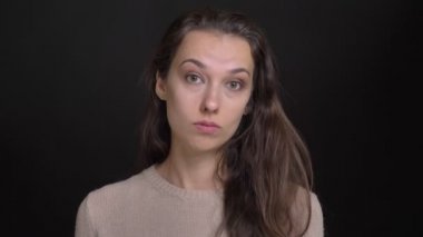 Esmer uzun saçlı beyaz kız onaylayarak içine kamera siyah arka plan üzerine başını sallayarak portresi yakın çekim.