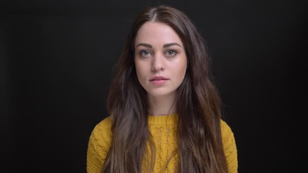 Retrato Morena Cabelos Longos Suéter Amarelo Mostrando Diversão Positiva Câmera — Vídeo de Stock