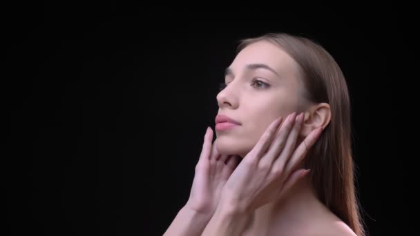 Menina Branca Jovem Magro Com Maquiagem Nua Perfil Tocando Seu — Vídeo de Stock