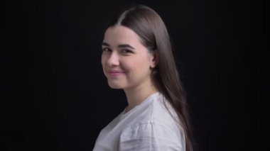 Genç kilolu esmer beyaz kız portresi için fotoğraf makinesinin ve gülümseyerek içine kamera siyah arka plan üzerine saatler.