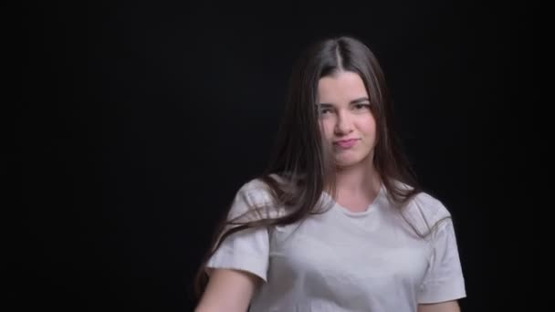 Portrait de jeune fille caucasienne brune en surpoids dansant étrangement dans la caméra sur fond noir .