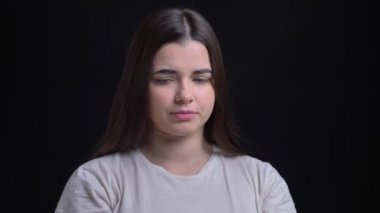 Berbat bir şekilde içine kamera siyah arka plan üzerine izlerken kilolu esmer beyaz kız portresi.